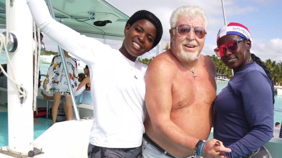 Milan Drobný letos oslaví osmdesátiny a ukázal se v pidi plavečkách menších než kdysi Gott! Takhle divočel v Dominikáně